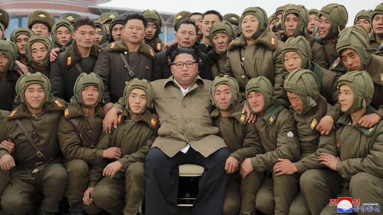 Kórejská únia detí potešila Kimovu armádu. Na výročie svojho vzniku jej darovala raketomety