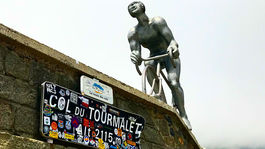 Vy vrahovia! Nahluchlý pilot dobyl Okruh smrti