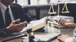 Vydieranie zamestnancov s testami? Môže to byť trestný čin, odkazujú firmám právnici