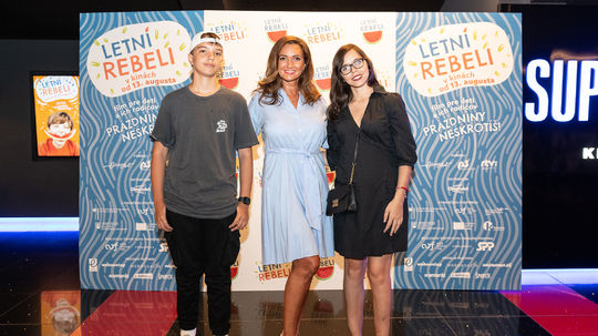 Moderátorka Karin Majtánová s oboma pobočkami ...