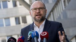 Sulík vysvetľoval v parlamente predaj 49 % akcií VSE Holding. Opozícii to nestačí