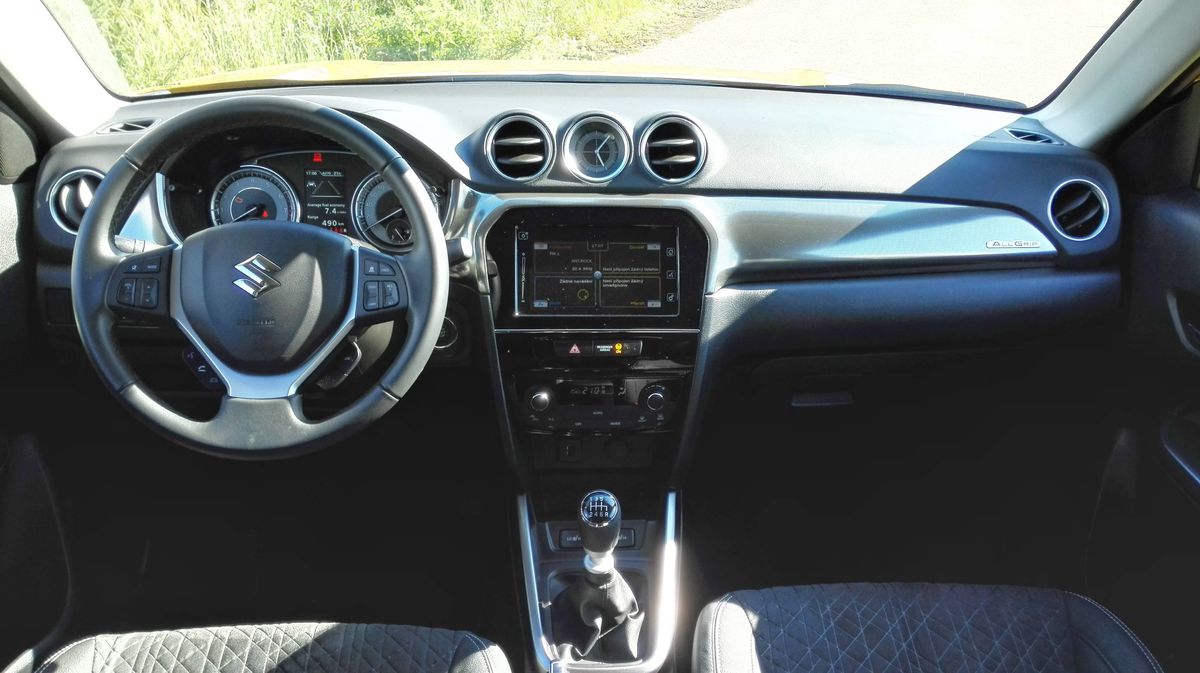 Volant je príjemný na dotyk a zvláštnu pochvalu...