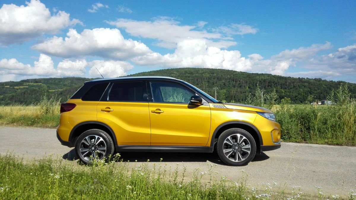 Zboku má Vitara typickú siluetu SUV, ktorú...