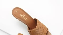 Nazúvacie sandáliky Next z umelej kože, predávajú sa za 71 eur.