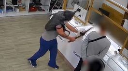 S igelitom na hlave a krompáčom prepadol záložňu