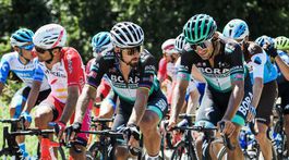 Hromadný pád vyradil viacero cyklistov. Skončil aj líder Saganovho tímu