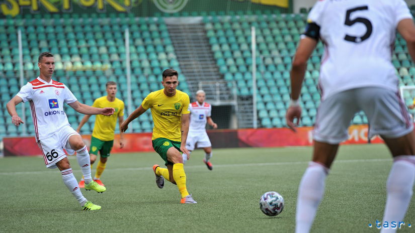 Dávid Ďuriš (Žilina) a vľavo Juha Pirinen...