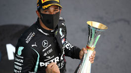 Sťahuje Schumachera. Hamilton ovládol veľkú cenu Španielska