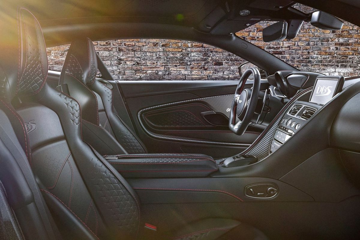 Interiér DBS Superleggera je jedinečný...