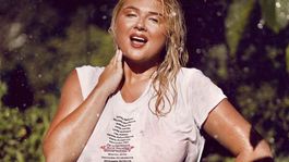 Kvapky vody na tele a sexi póza k tomu!  Komička Evelyn ako Miss mokré tričko