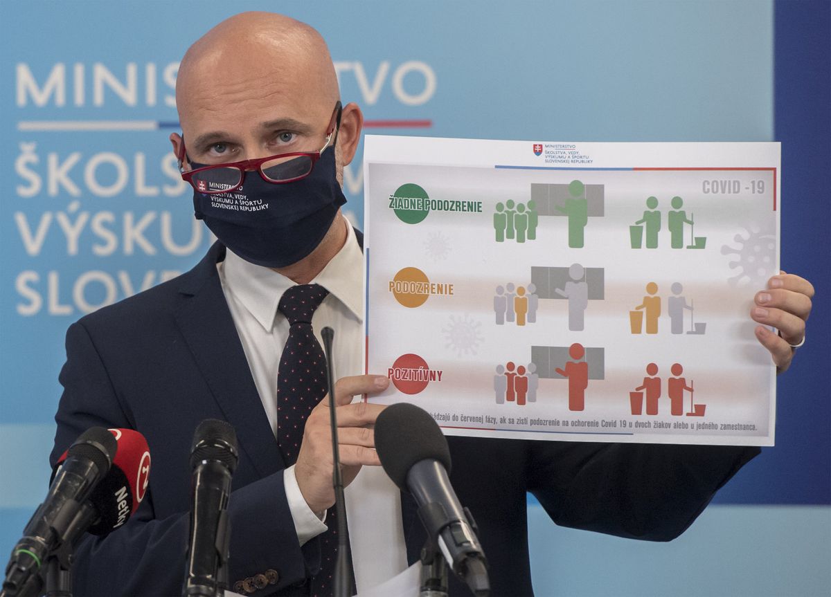Minister školstva Branislav Gröhling počas...