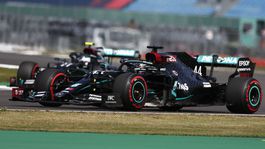 Za toto ho Hamilton nepochváli. Bottas sa posťažoval na čierny Mercedes