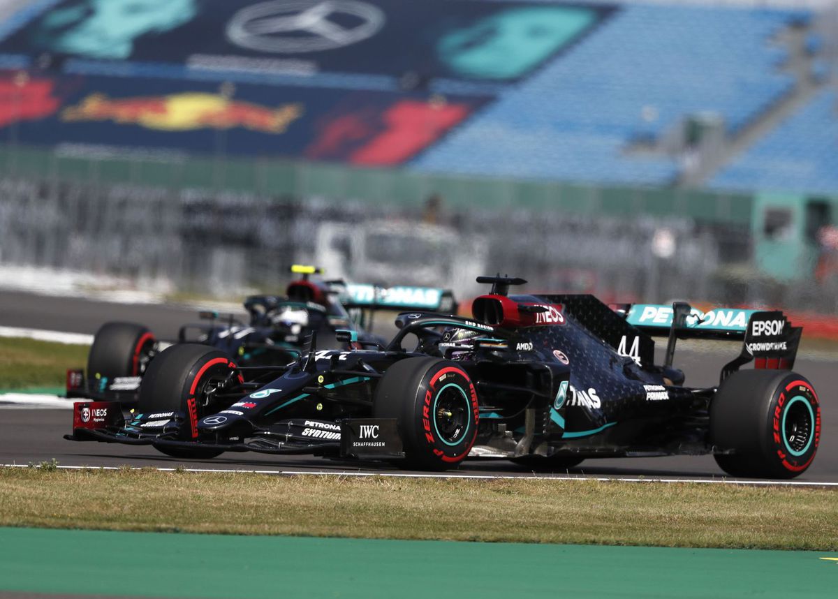 Lewis Hamilton (vpravo) a Valtteri Bottas v...