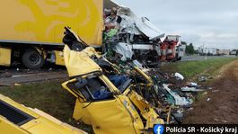 Čelná zrážka dvoch kamiónov si dnes ráno vyžiadala ľudský život