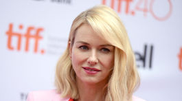 Nie do vody, ale...! Úchvatná 50-nička Naomi Watts  si obliekla plavky a šup do snehu