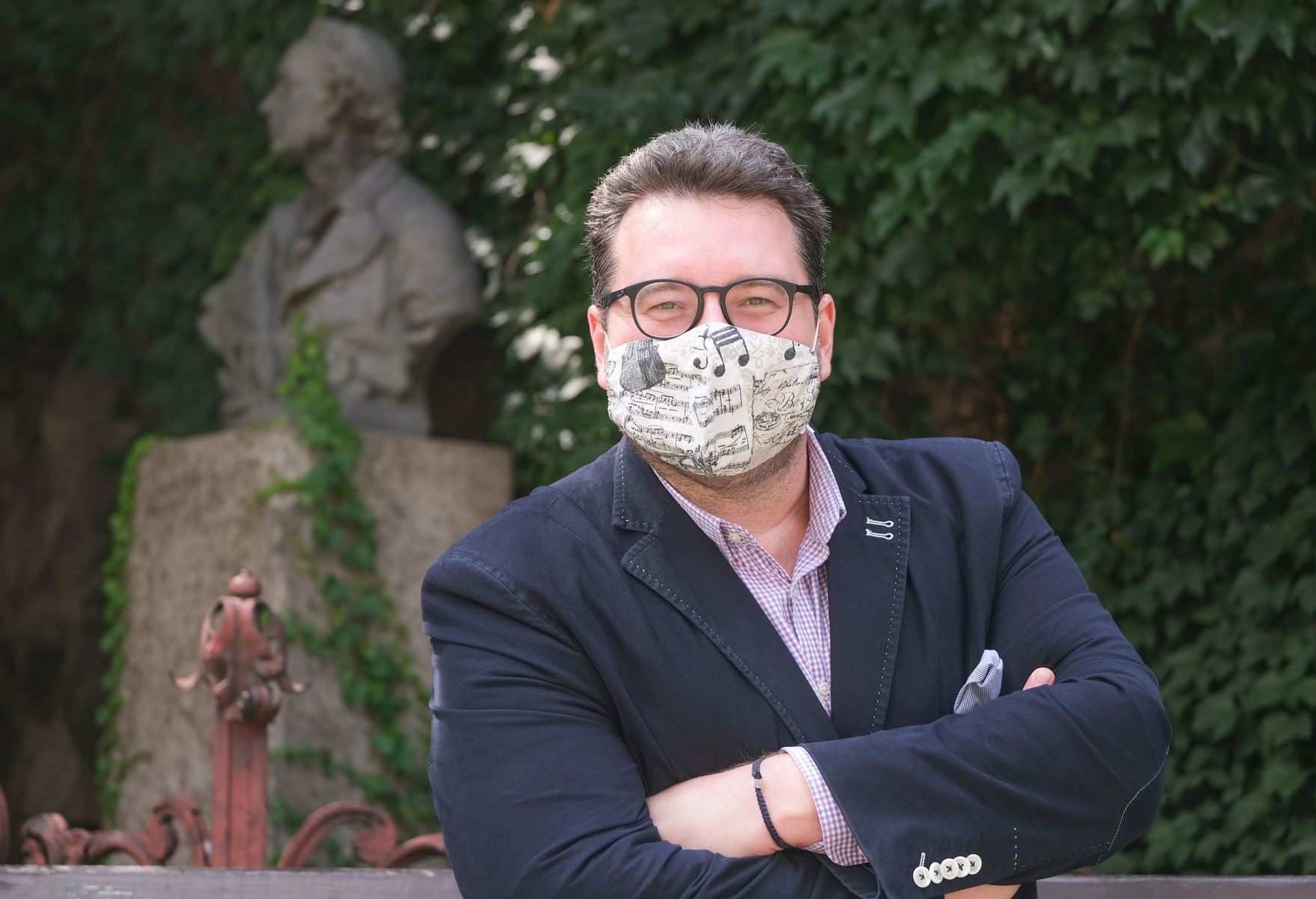 Milovník barokovej hudby si aj rúško dal ušiť...