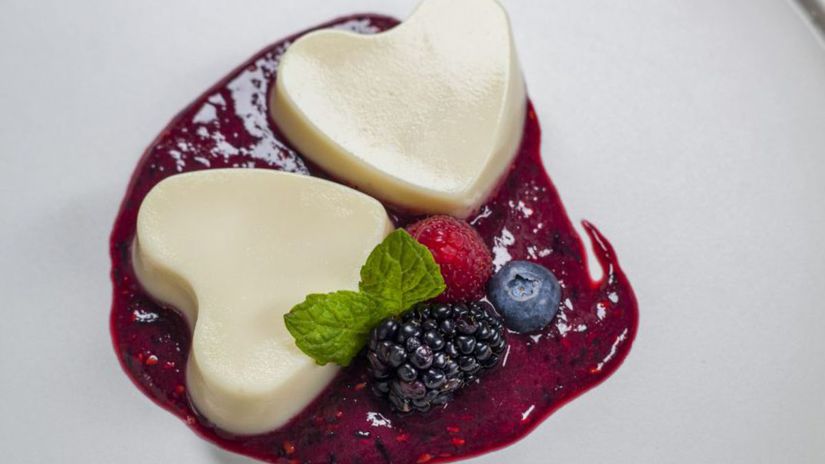 Panna cotta s lesným ovocím.