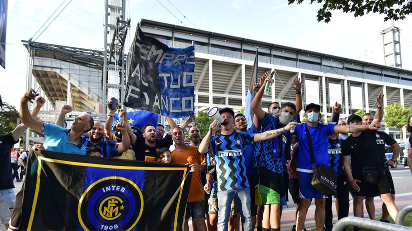 Fanúšikovia Interu pri štadióne v Kolíne.