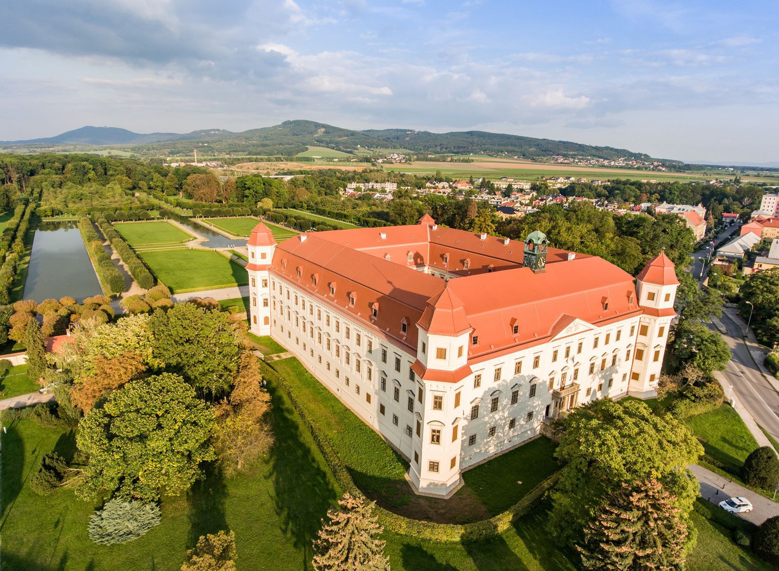 Zámok v Holešove obklopuje rozsiahla,...
