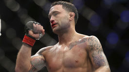 Starý a pomalý, počúval od kritikov. Veterán UFC ich umlčal piatimi tvrdými kolami