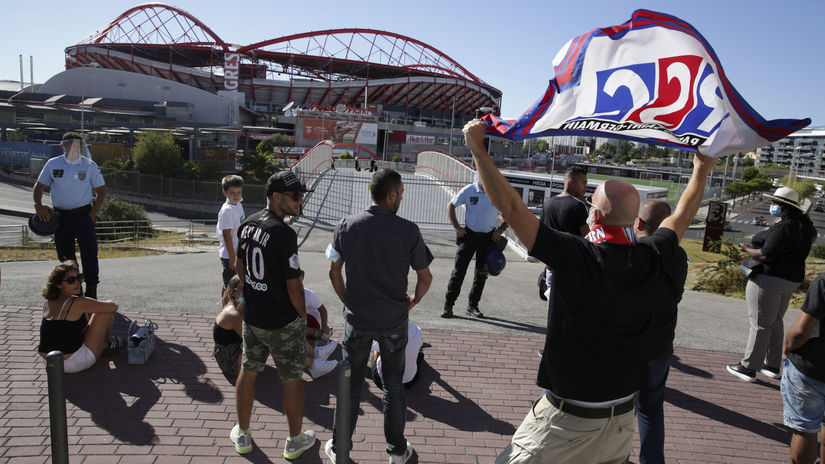 Fanúšikovia Paríža St. Germain pri štadióne v...