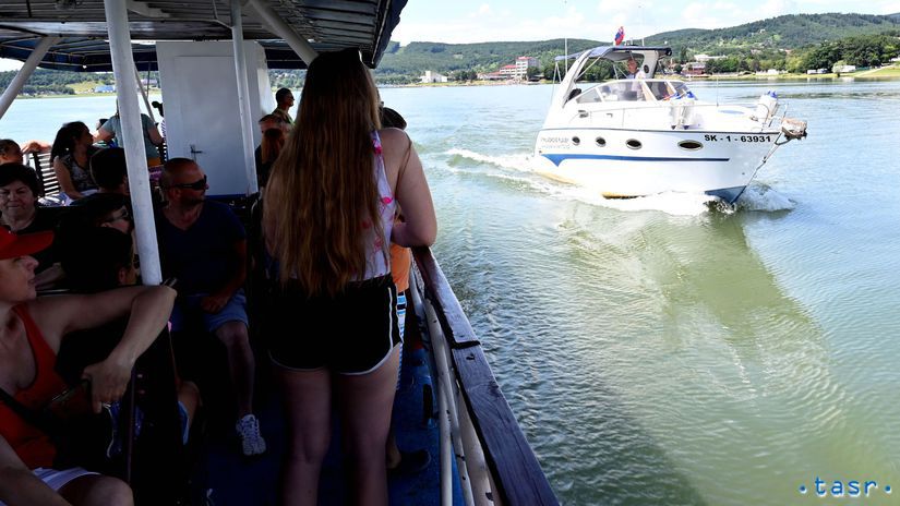 Výletná loď Zemplín premáva na Zemplínskej...