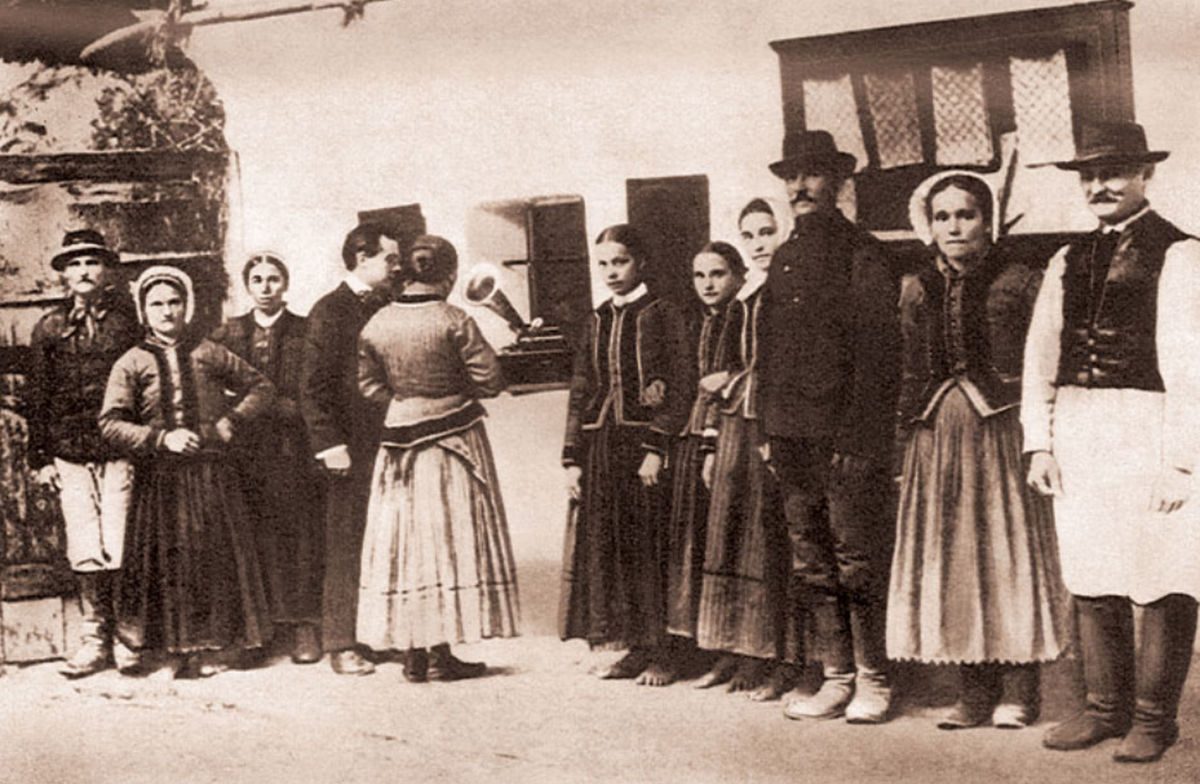 Béla Bartók (štvrtý zľava) nahráva na fonograf...