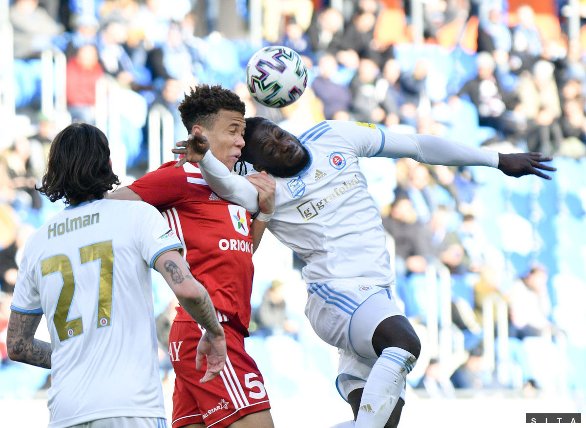 Myenty Abena (vpravo) v drese Slovana.