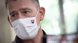 Prísnejšie kontroly a pokuty. Na ľudí sa pri víruse už nechcú spoľahnúť