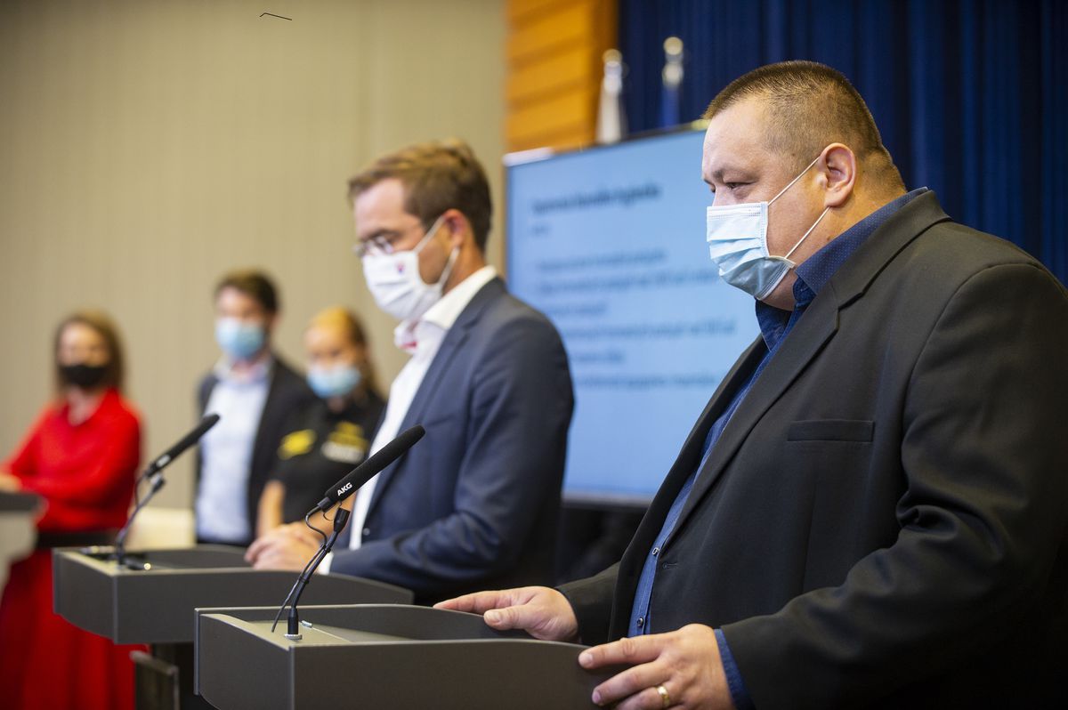 Sprava hlavný hygienik SR Ján Mikas a minister...