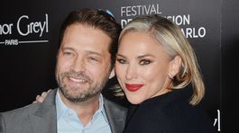 Zarastená tvár, vrásky okolo očí! Ale za oslávencom Brandonom Walshom by ste sa veru otočili