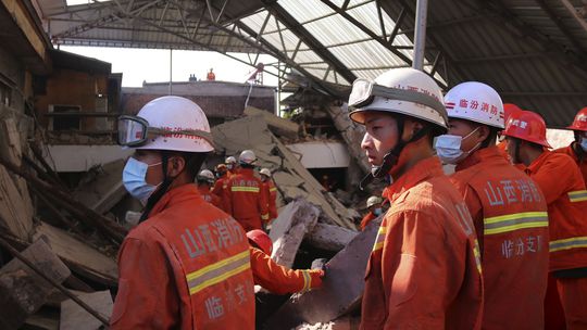 V Číne sa zrútila budova hotela, hlásia najmenej jednu obeť