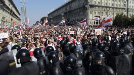 V Minsku opäť protestovali proti Lukašenkovi desaťtisíce ľudí