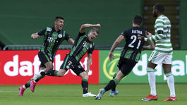 Slováci vonku, Maďari na prahu úspechu. Budú sa topiť v eurách?