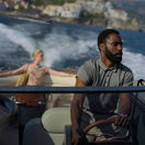 Herec John David Washington na zábere z filmu Tenet.