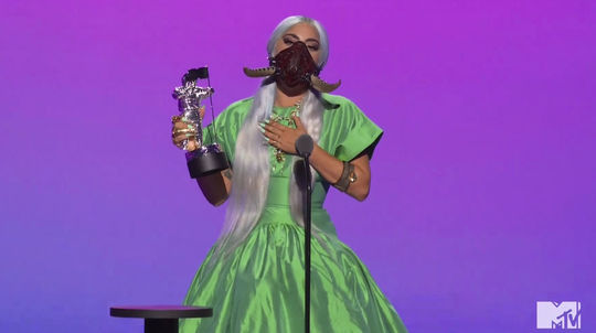 Speváčka Lady Gaga na zábere z prenosu...