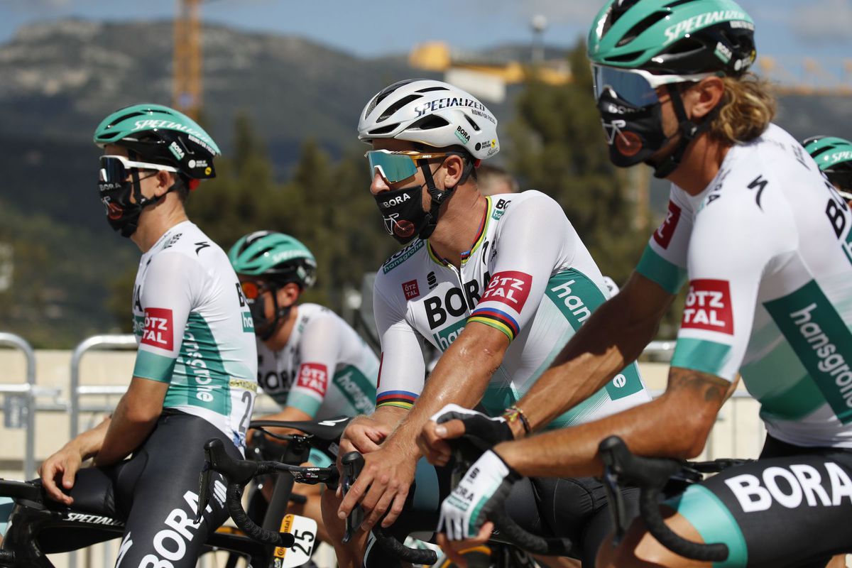 Peter Sagan (v strede) s kolegami z tímu...