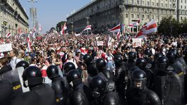 V Minsku pochodovalo 100-tisíc ľudí, vyše 150 demonštrantov zadržali