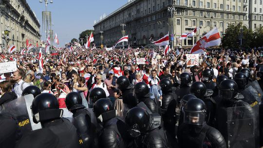 V Minsku pochodovalo 100-tisíc ľudí, vyše 150 demonštrantov zadržali