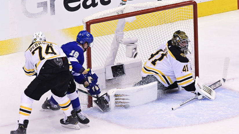 Zákrok Jaroslava Haláka z Bostonu proti Tampe Bay.