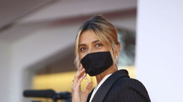 Herečka Anna Foglietta pózovala na otvorení filmového festivalu v Benátkach, ktorý má tento rok pre pandémiu koronavírusu zmenenú podobu. 