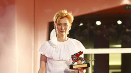 Herečka Tilda Swinton si prevzala cenu Zlatý lev za celoživotné dielo. Prišla v kreácii Chanel Haute Couture.