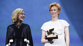 Herečka Tilda Swinton (vpravo) si prevzala cenu Zlatý lev za celoživotné dielo z rúk kolegyne Cate Blanchettovej. 