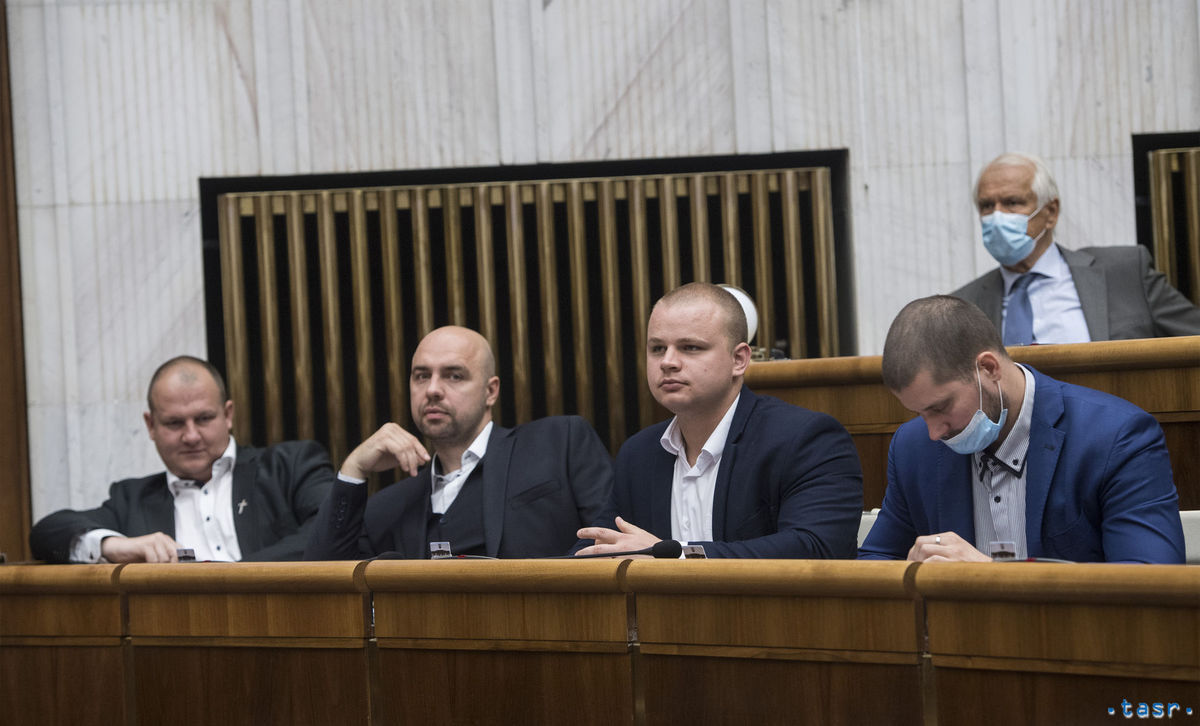 Poslanci NR SR zľava Peter Krupa, Andrej...