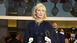 Prezidentka festivalovej poroty Cate Blanchett sa na červenom koberci objavila v kreácii Esteban Cortazar. 
