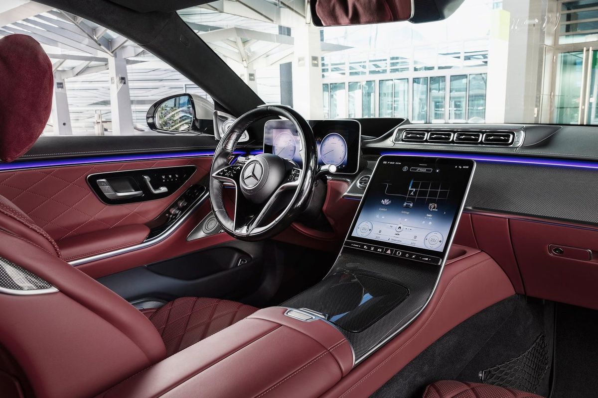 Interiér je nabitý displejmi. Ten centrálny...