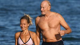 Fíha, ten má formu! 73-ročný hrdina z Hry o tróny na pláži v Benátkach prekvapil