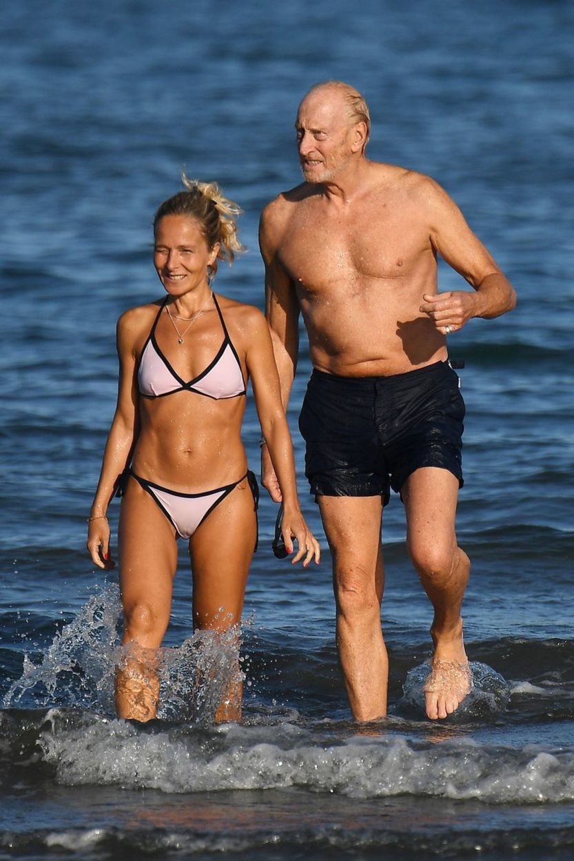Herec Charles Dance na pláži v Benátkach...