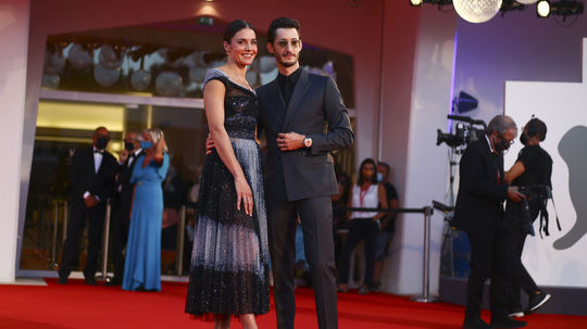 Herečka Natasha Andrews a jej kolega Pierre...