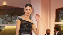 Herečka Natasha Andrews na premiére filmu Lovers v kreácii Christian Dior Haute Couture. 